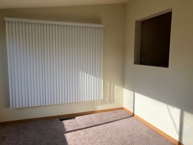 Building Photo - Awesome 2 bedroom 1 bath with basement, fe...