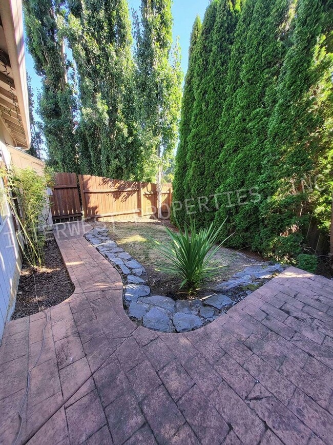 Building Photo - Spacious 3Bd Ba Ranch Style Home With A/C,...