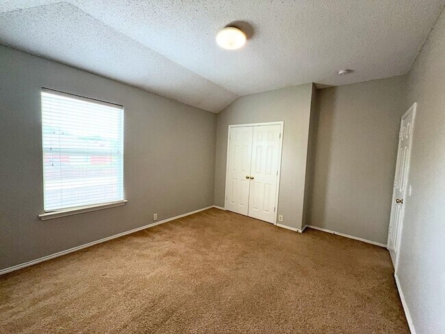 Building Photo - 2805 Crater Lake Ln