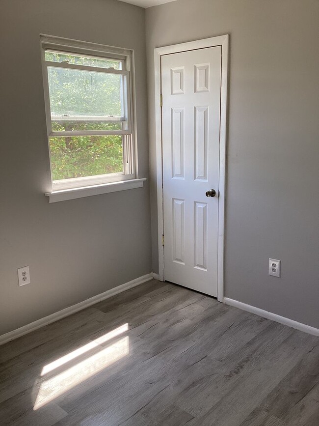 Building Photo - 3 Bedroom Ready for move in!