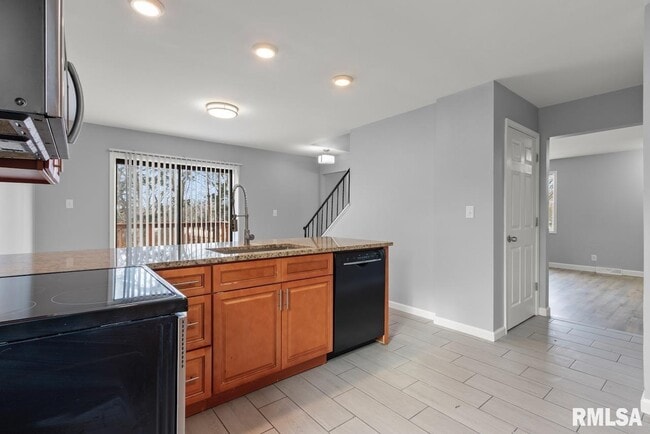 Building Photo - 2022 W Glen Ave