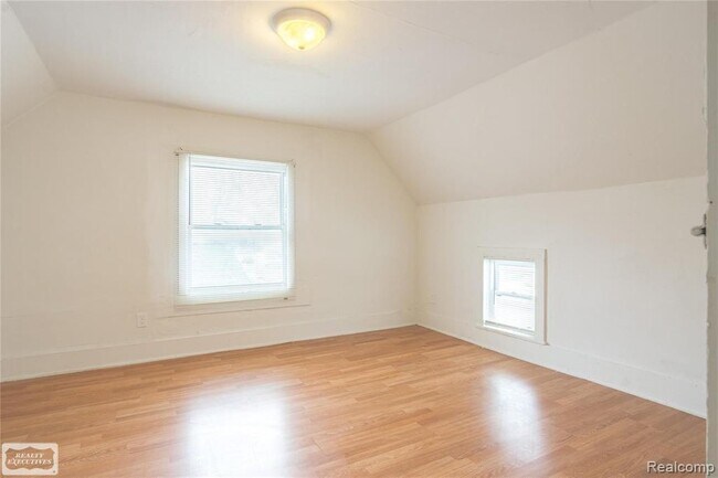 Building Photo - 107 E Perry St