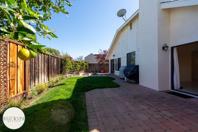 Building Photo - Chic 4 Bedroom, 2.5 Bath Single-Story Home