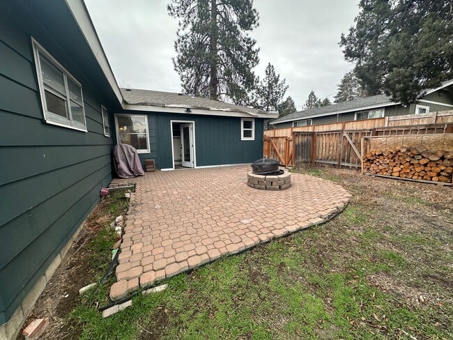 Building Photo - MIDTOWN 3 Bdrm House, All Appliances incl ...