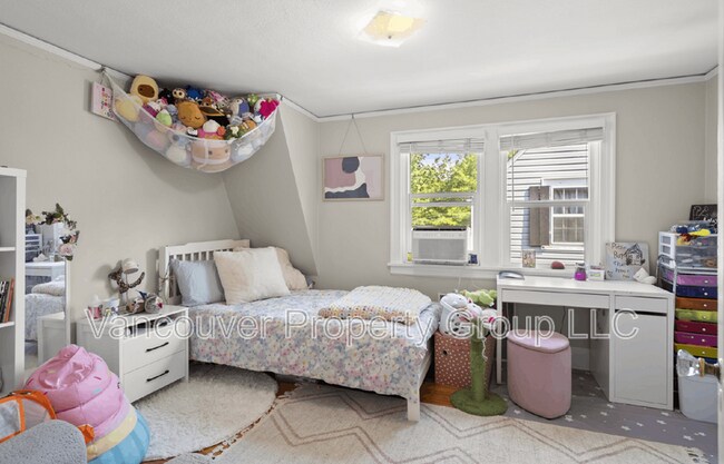 Building Photo - 310 E 22nd St