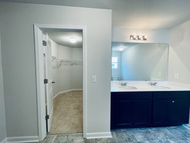 Building Photo - Gorgeous 4bed/3bath home w/ Fenced Yard in...
