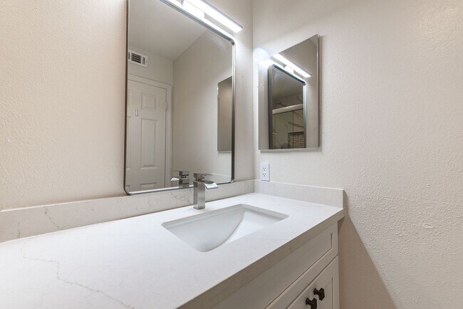 Building Photo - Your Newly Renovated Huntington Beach Oasi...