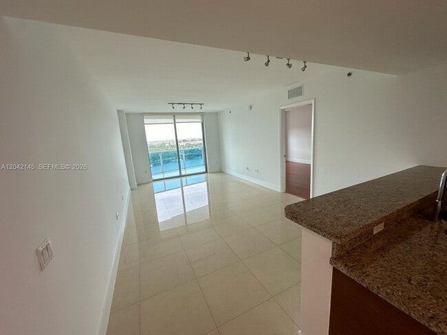 Building Photo - 2641 N Flamingo Rd