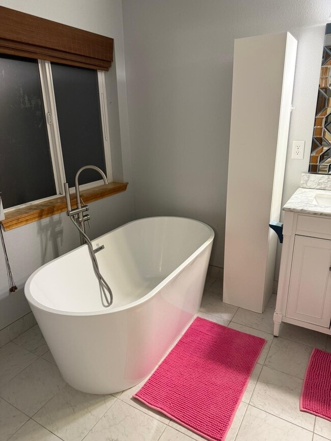 Building Photo - 320 Zillah Pl SE