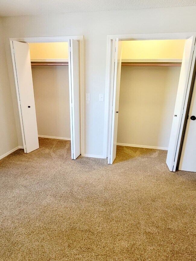 Building Photo - Primrose Market Place Area - Mission Hills Subdivision