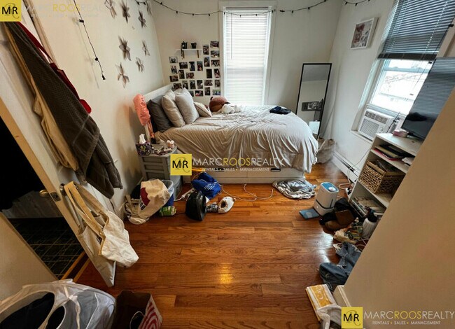 Building Photo - 205 Hillside St