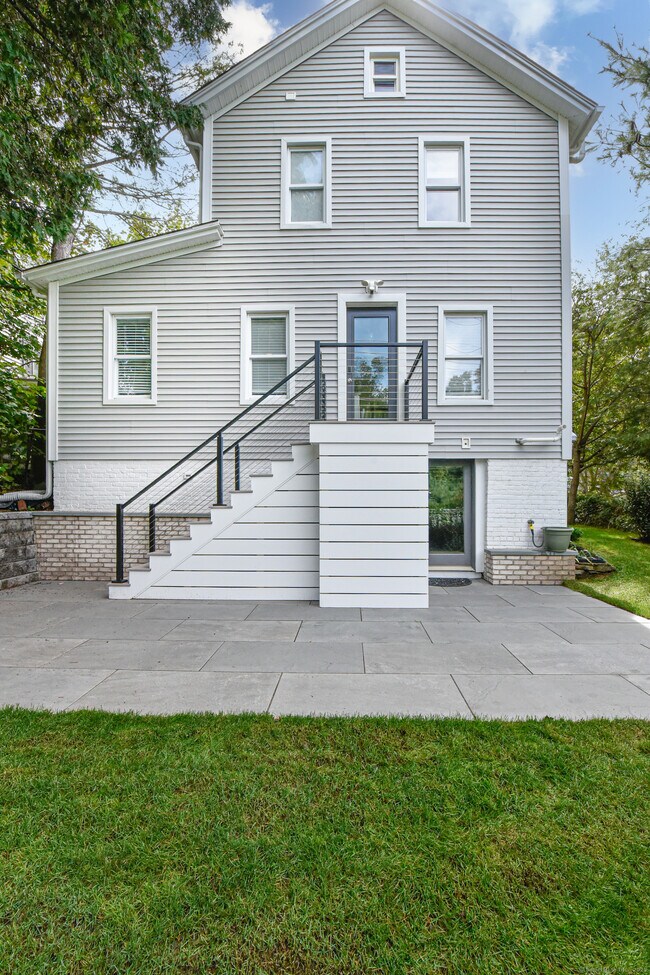Building Photo - 132 Pequot Ave
