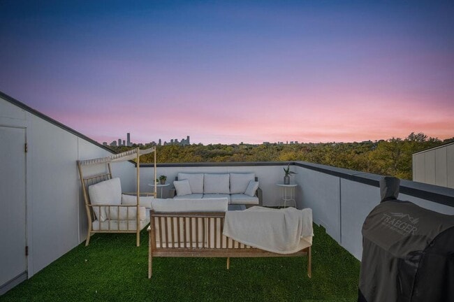 Building Photo - 3406 E 17th St