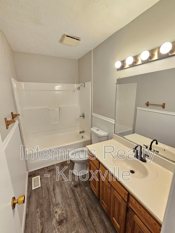 Building Photo - 2000 Nandina Dr