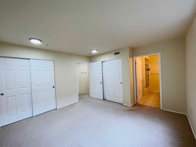 Building Photo - Bright 3-Bedroom Ground Floor Condo – Sundance at Klahanie, WA Updated & Move-In Ready with Clubh...