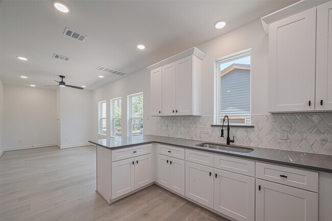 Building Photo - 1352 W 24th St