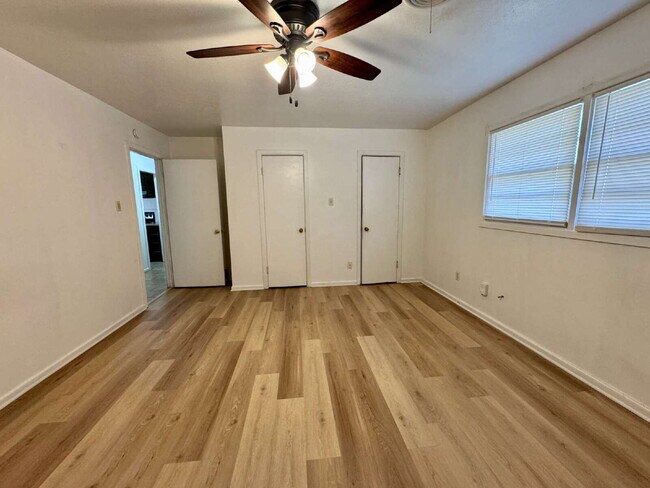 Building Photo - Comfortable and Spacious 2-bedroom home with a garage