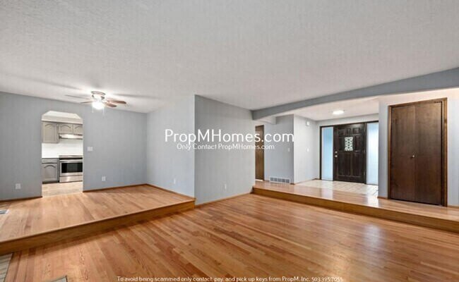 Building Photo - Spacious Three Bedroom Home in Milwaukie!