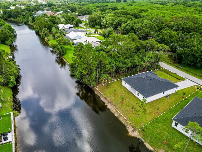 Building Photo - 573 Joy Haven Dr