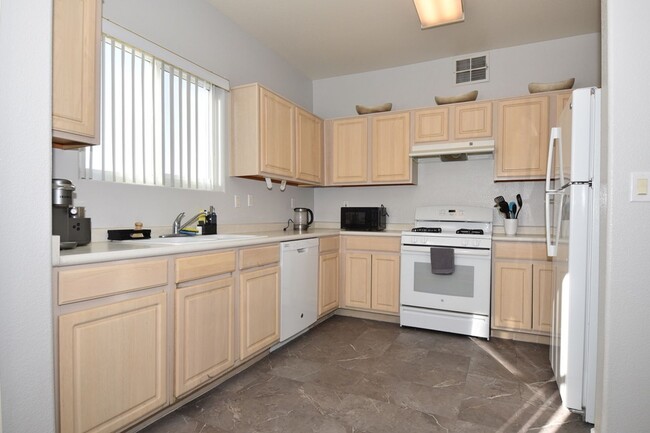 Building Photo - Specious 2-Bed / 2-Bath Condo at Desert Pi...