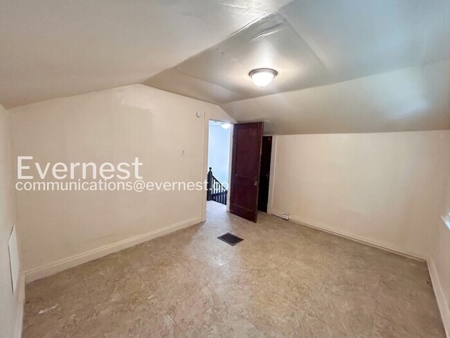 Building Photo - 3 Bed, 2 Bath Home with Off-Street Parking / Vouchers Accepted / Available Now!