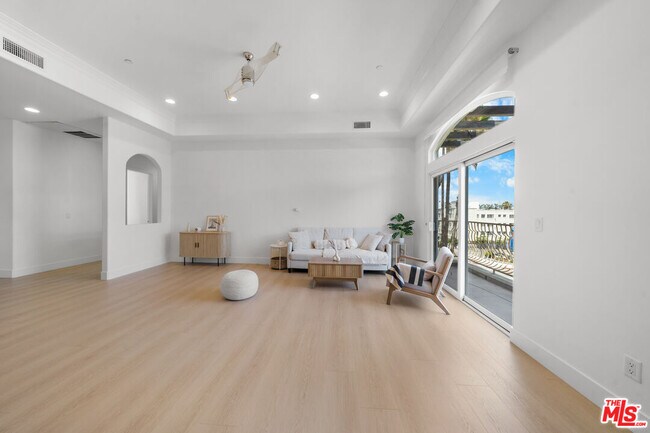 Building Photo - 309 S Mariposa Ave