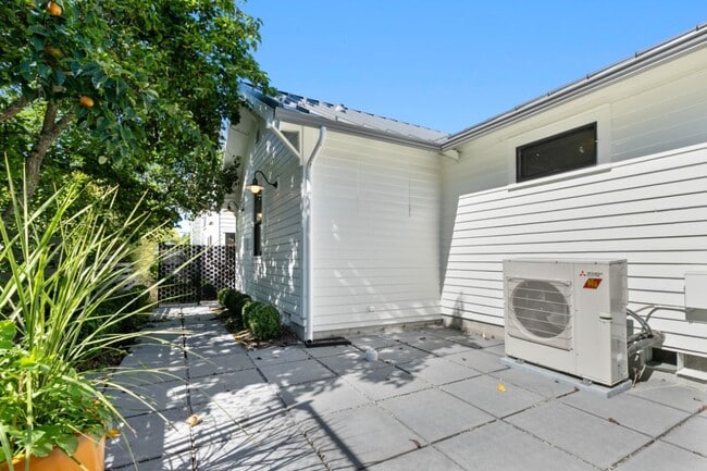 Building Photo - 2Bd/1Ba Seattle Duplex