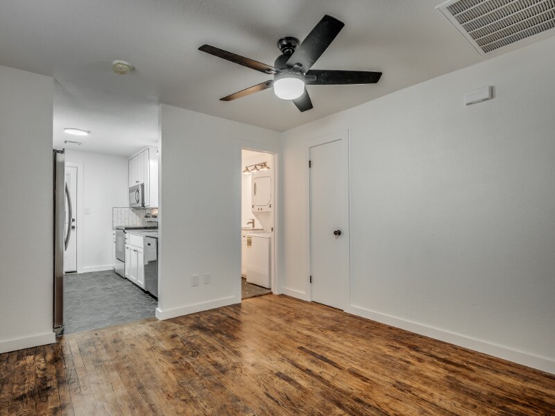 Building Photo - 131 W Acres St