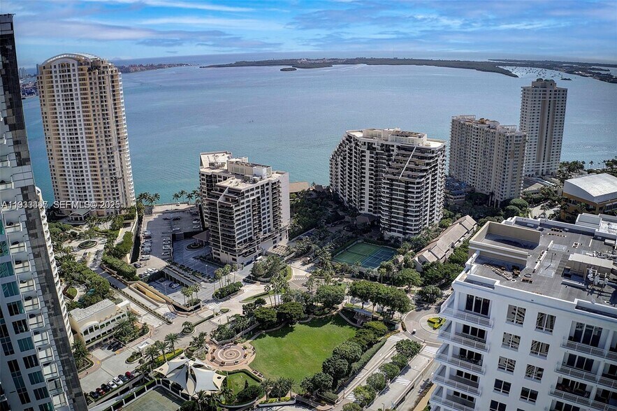 Building Photo - 495 Brickell Ave