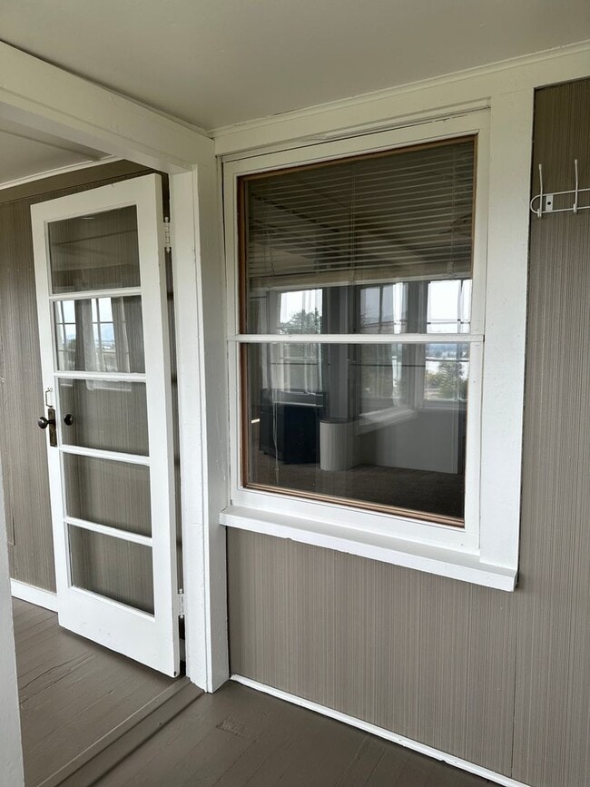 Building Photo - Enoy the picturesque views of Lake Ewauna ...