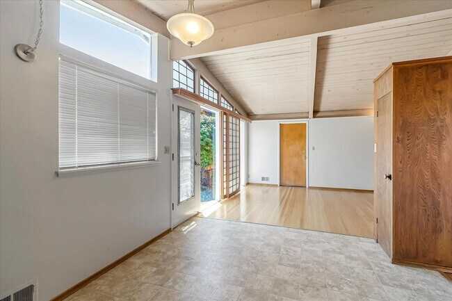 Building Photo - 3 Bedroom 2 Bath Home located in Palo Alto's Palo Verde Neighborhood!