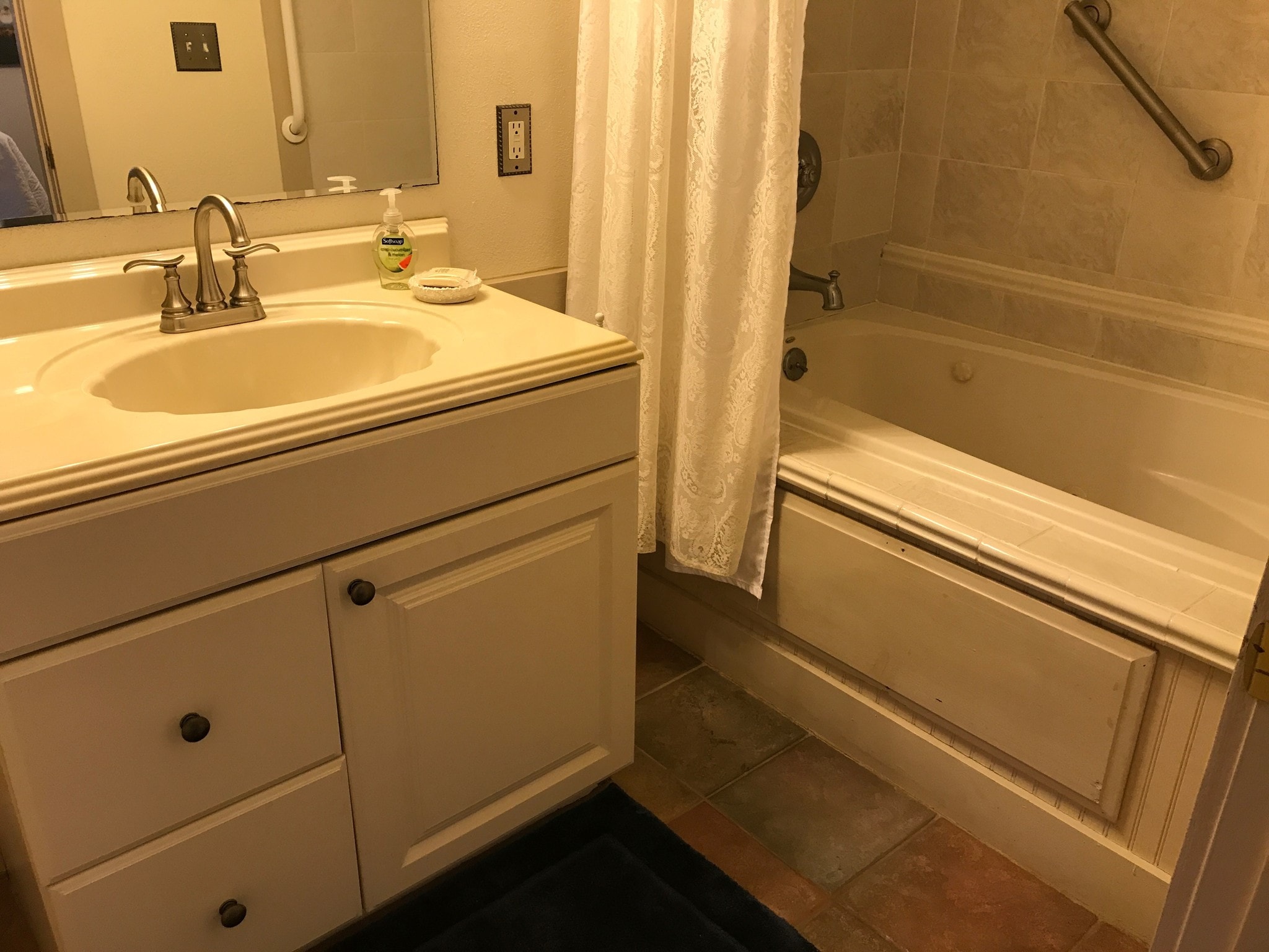 Adjacent bathroom w/tub/shower combo - 541 E Jones Ln