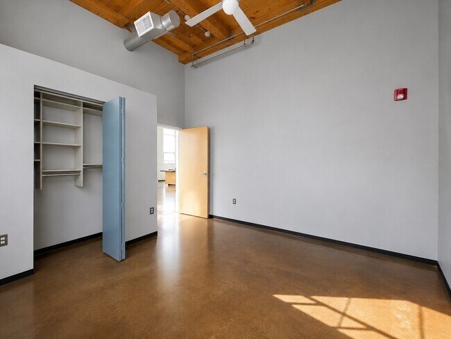 Building Photo - 118 Holmes St