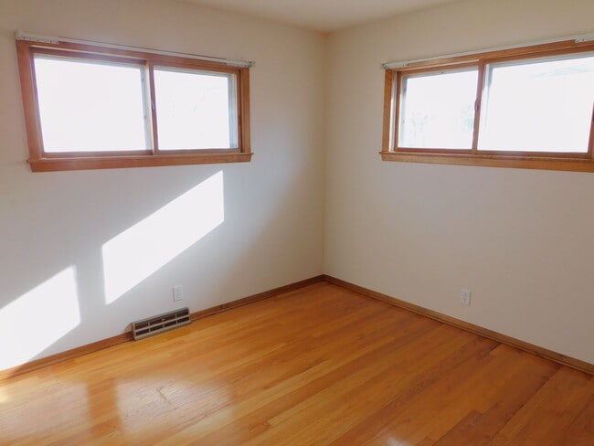 Building Photo - 3 Bedrooms, 2 baths, near schools and shopping