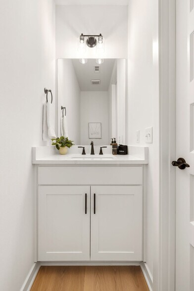 Building Photo - 1324 Van Buren Ave