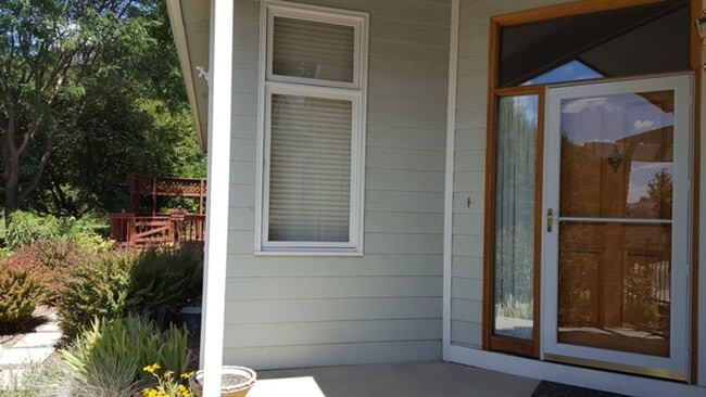 Building Photo - Comfort and Convenience in This 3 Bedroom Miramont Gem