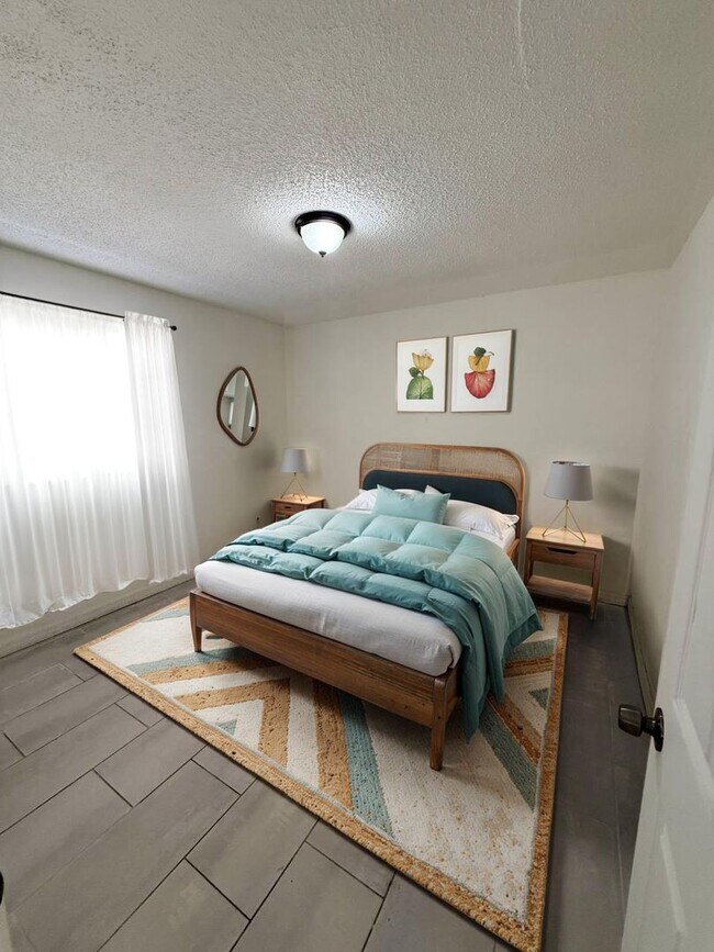 Building Photo - 2nd St