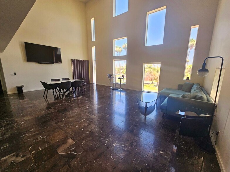 Building Photo - 1111 W University Dr