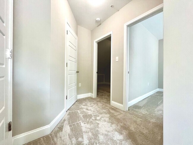 Building Photo - 212 W Burke St