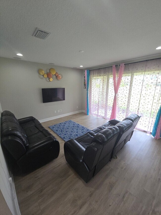 Building Photo - Gorgeous 5-Bedroom, 3-Bathroom in Riverview