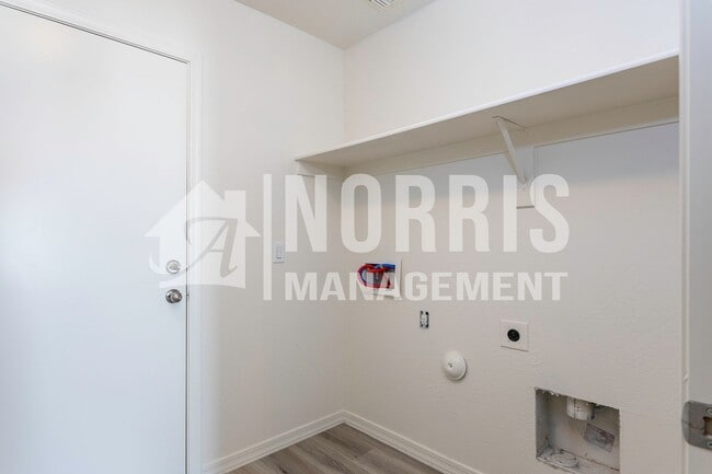 Building Photo - Beautiful Home, Perfect Location and Price