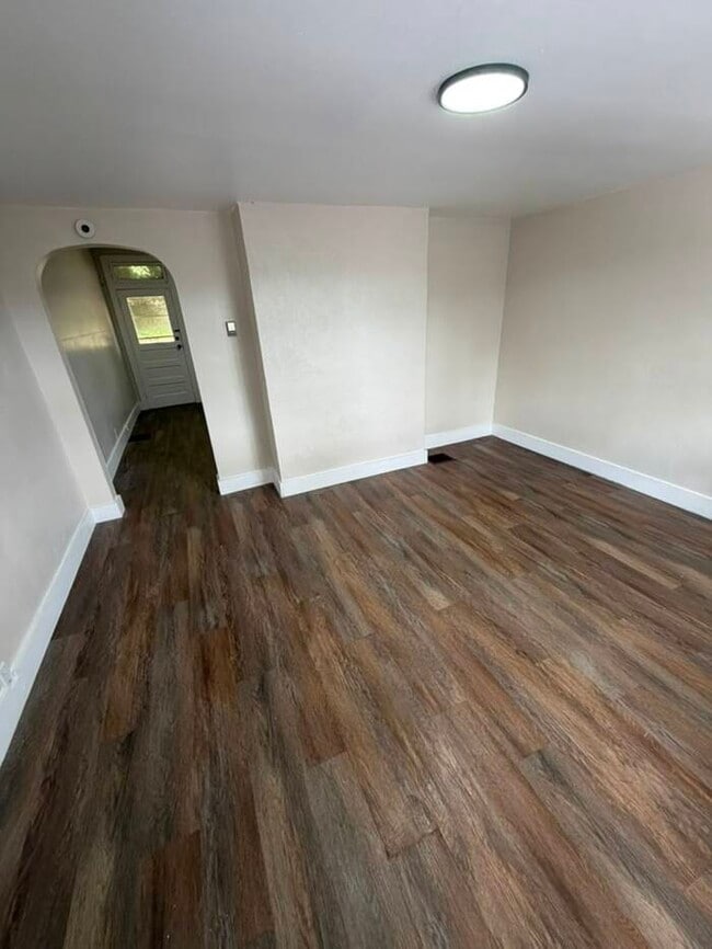 Building Photo - Comfortable Family Home with Modern Updates