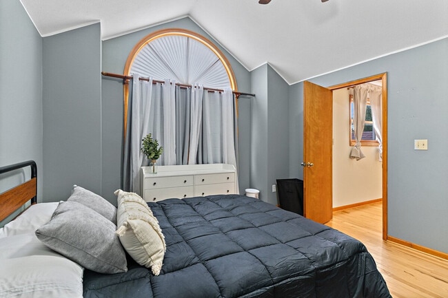 Building Photo - 2422 Cedar Crest Dr