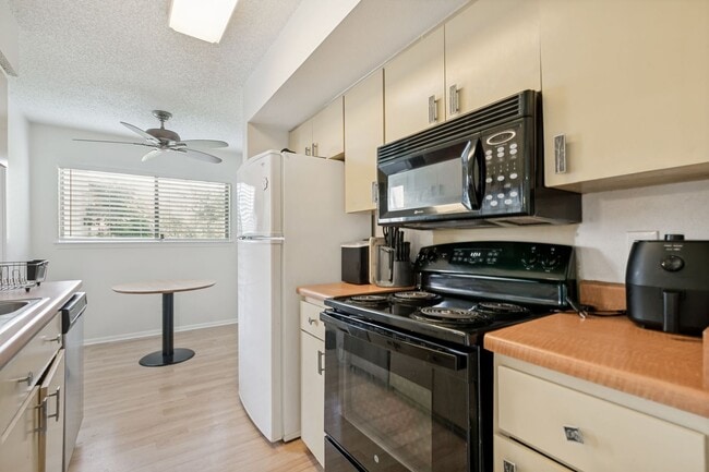 Building Photo - Welcome Home to this beautiful 2-bedroom, 2-bath Condo in highly sought-after Olmos Park Townhomes