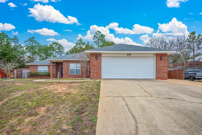 Building Photo - 4 Bedroom 2 bathroom