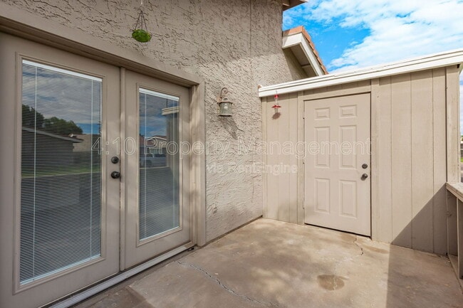 Building Photo - 405 E Linda Ln