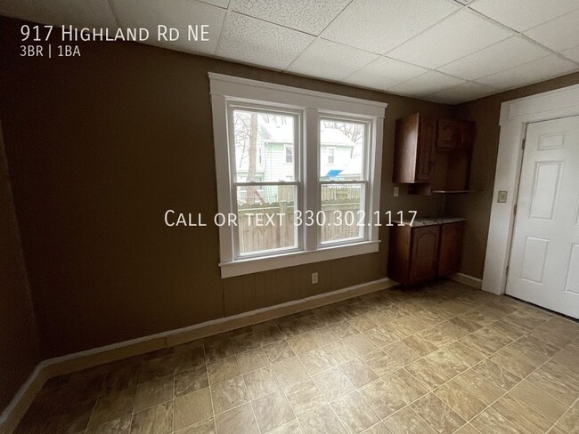 Building Photo - Three bedroom one bathroom duplex for rent