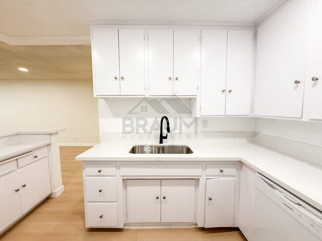 Building Photo - 6041 Whitsett Ave