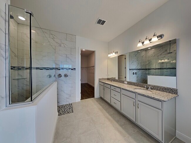 Building Photo - 15709 Vetta Dr