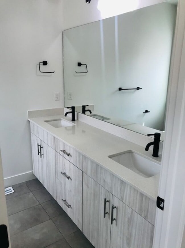 Building Photo - Beautiful new construction townhouse with quartz countertops and 2 car garage